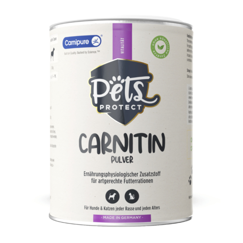 Wickeldose abgebildet mit der Aufschrift Carnitin Pulver für Hunde und Katzen. Ein reines Pulver als Ergänzung oder Futterzusatz.